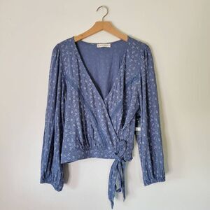 Lucky Brand Blue Floral Wrap Blouse Top Women’s Medium Long Sleeve 100% Cotton N